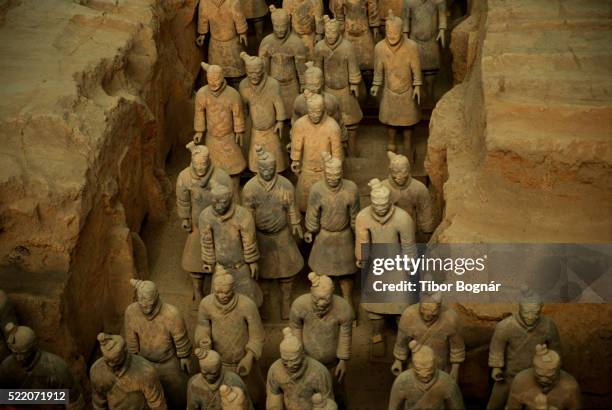 qin dynasty terracotta statues at the qin shi huangdi tomb - qin shi huangdi fotografías e imágenes de stock