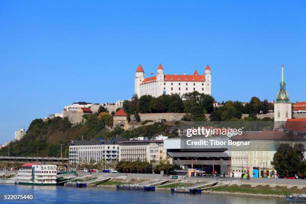 bratislava, castle, danube river, skyline, - bratislava stockfoto's en -beelden