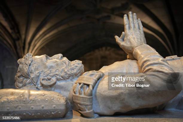tomb effigy of luis vaz de camoes at mosteiro dos jeronimos - camões stock pictures, royalty-free photos & images