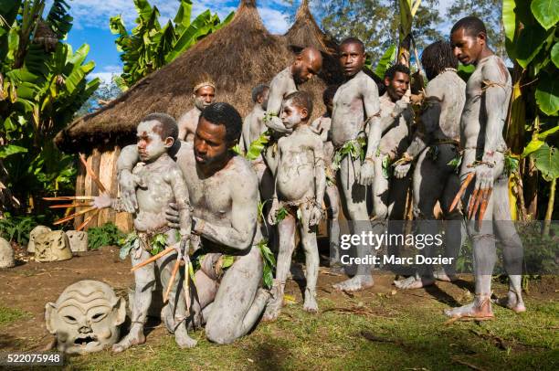 asaro mudmen - goroka photos et images de collection