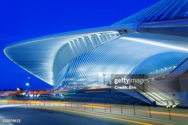 futuristic railway station building illuminated at night - prince emmanuel of belgium stockfoto's en -beelden