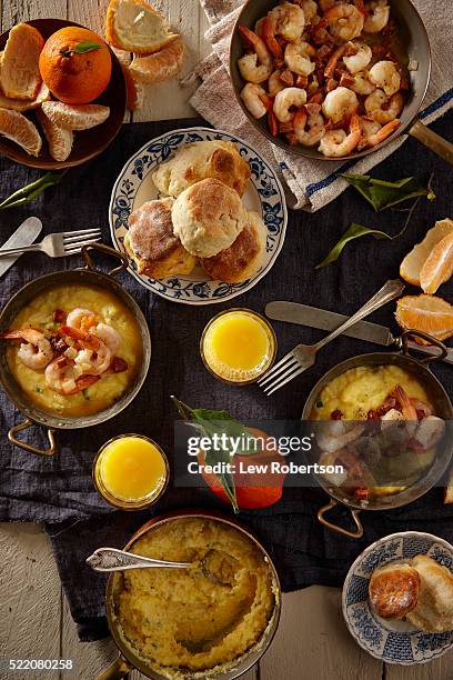 shrimp and cheese grits breakfast - shrimp and grits stock pictures, royalty-free photos & images