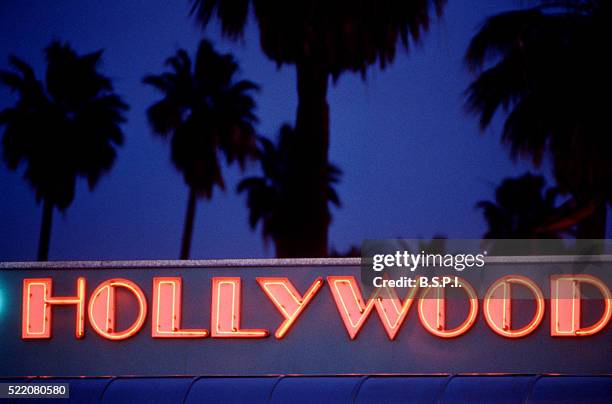 diner on sunset boulevard - hollywood, ca - hollywood sign at night - fotografias e filmes do acervo