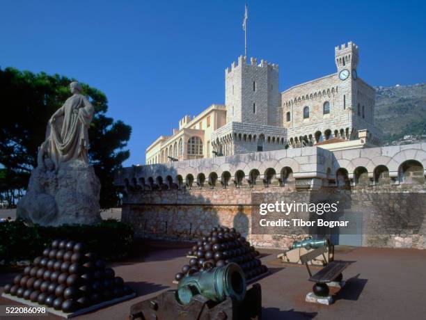 monaco palace of the prince - koninklijk paleis monaco stockfoto's en -beelden