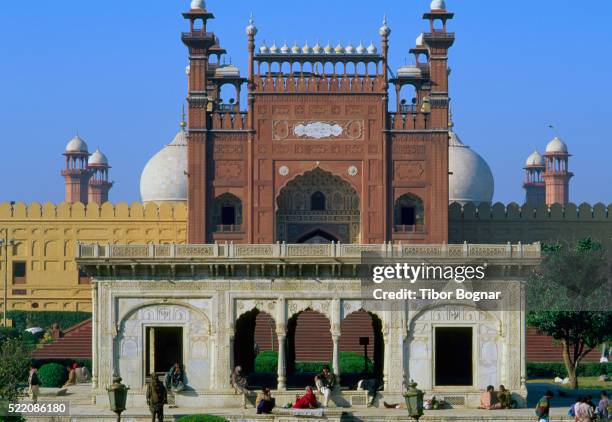 pakistan lahore badshahi mosque - 1998 99 stock pictures, royalty-free photos & images