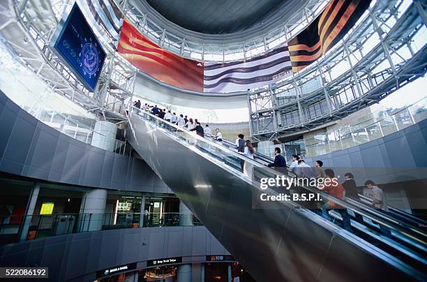 tokyo's metro hat - shopping centre escalator stock pictures, royalty-free photos & images