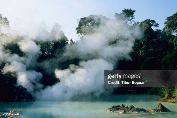 shiraike jigoku or white pond hell in japan - japan onsen stockfoto's en -beelden