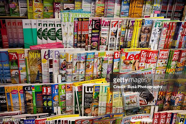 racks of magazines - banca de jornais imagens e fotografias de stock