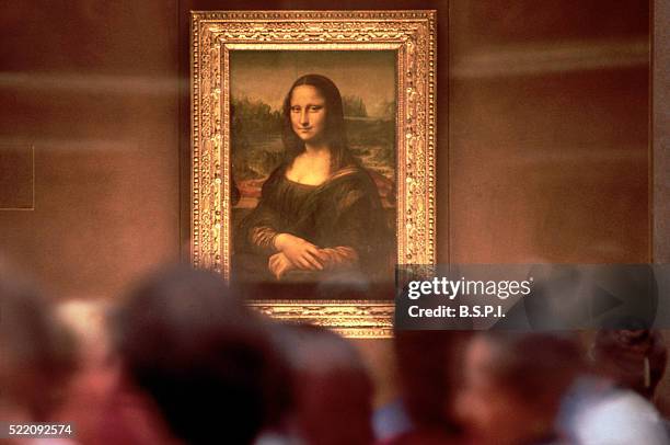 museum patrons observing the mona lisa - musee du louvre stock pictures, royalty-free photos & images