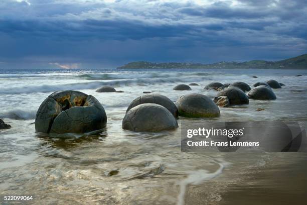 new zealand, south island, north of dunedin, moeraki boulders. sunrise. - moeraki boulders ストックフォトと画像