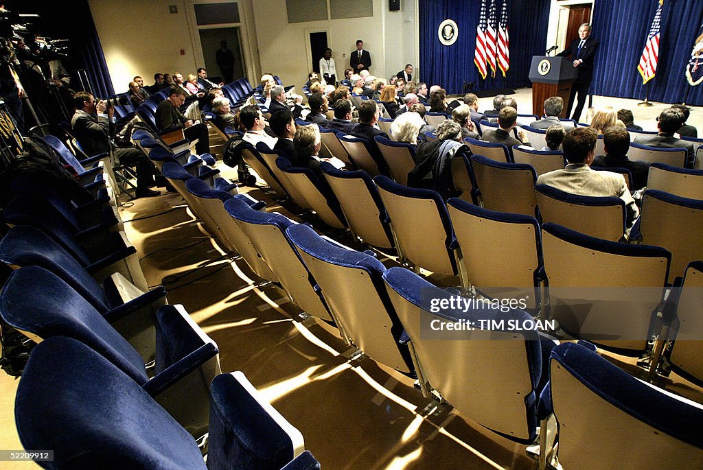 US President George W. Bush(TOP-R)) hold