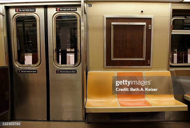 new york subway - subway train fotografías e imágenes de stock