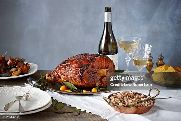 ham with white wine and various side dishes - pavo al horno fotografías e imágenes de stock