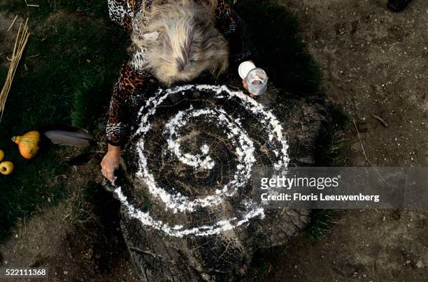 making circle of energy during ritual - wicca stock-fotos und bilder