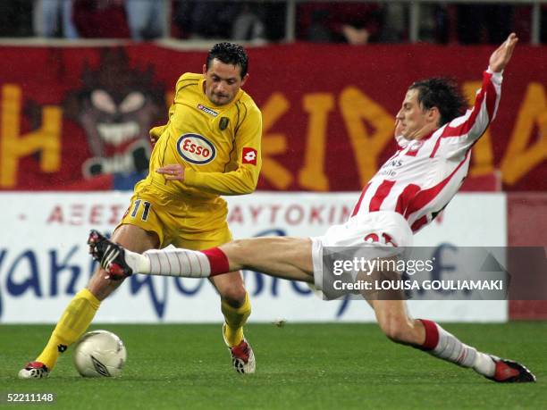 Olympiakos Piraeus Dallas vies with FC Sochaux's Santos during a UEFA Cup football match at Karaiskaki stadium in Piraeus 17 February 2005. AFP PHOTO...