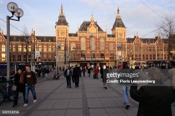 people outside amsterdam centraal station - centraal station stockfoto's en -beelden