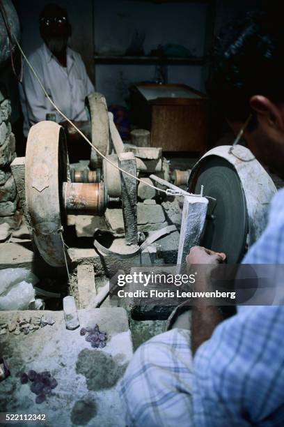grinding amethyst crystals in south asia - indian mason stock pictures, royalty-free photos & images