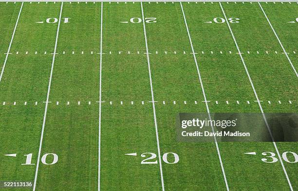 yard lines on football field - campo de fútbol americano fotografías e imágenes de stock