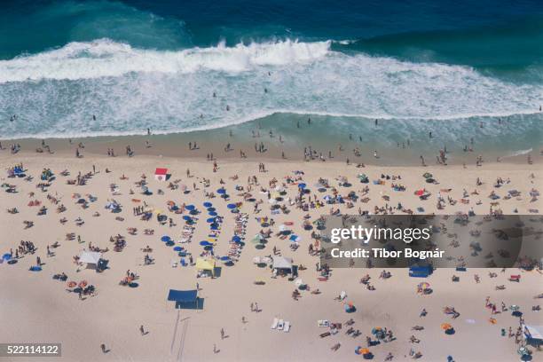 crowds at copacabana beach - playa de copacabana fotografías e imágenes de stock