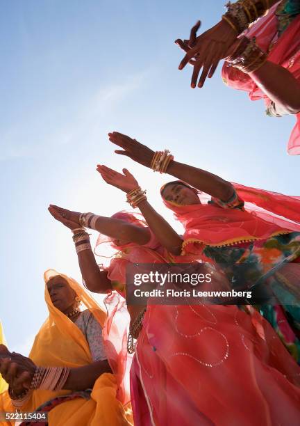 clapping - floris leeuwenberg stock pictures, royalty-free photos & images