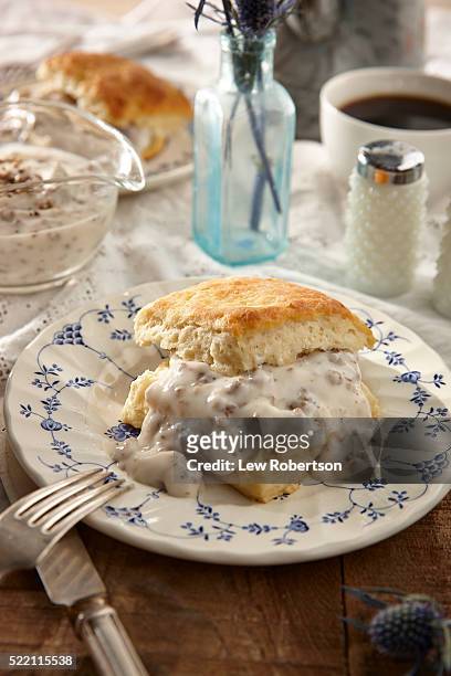 homemade biscuits and gravy with coffee. - biscuit au babeurre photos et images de collection