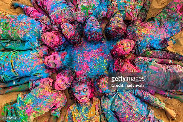 gruppe von glücklich indischen kinder holi, desert village, india - india festival stock-fotos und bilder