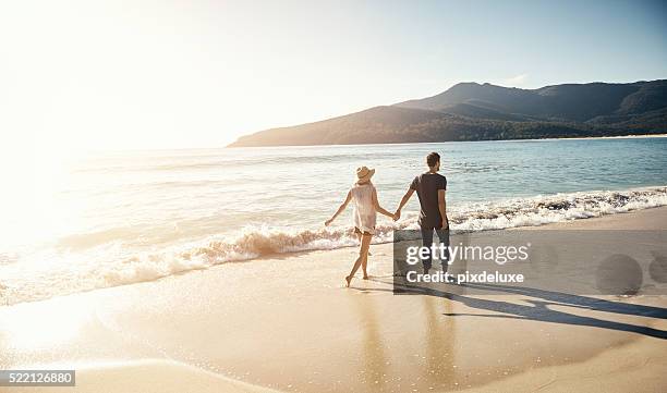 treating themselves to a beachside vacation - honeymoon 個照片及圖片檔