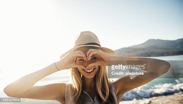 je cœur de l'été ! - woman hat photos et images de collection