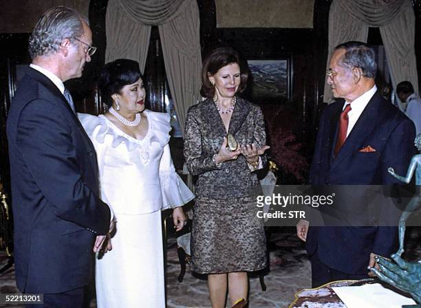Thai King Bhumibol Adulyadej and Queen Sirikit talk with Sweden King Carl XVI Gustaf and Queen Silvia during a meeting and private banquet at the...
