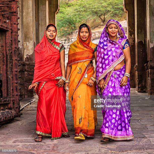drei indische frauen auf dem weg zum mehrangarh festung, indien - meherangarh fort stock-fotos und bilder