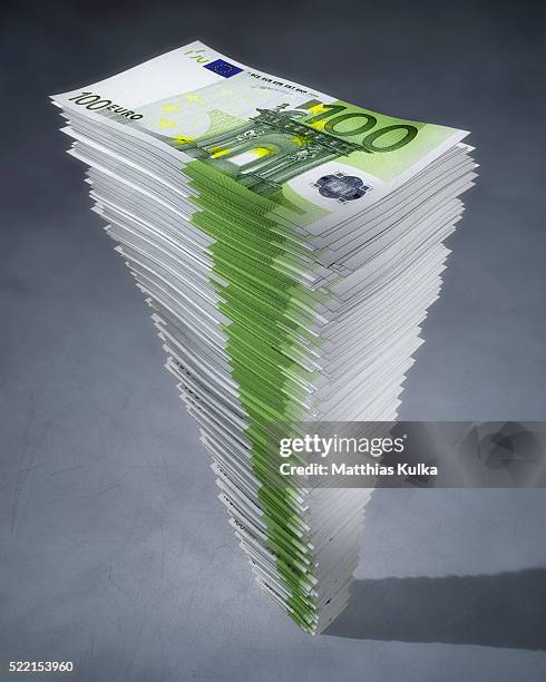 stack of 100 euro bills - euro banconote foto e immagini stock