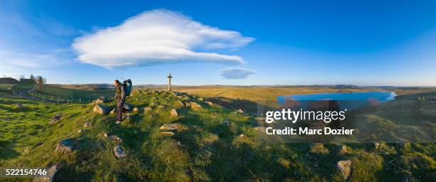el camino de santiago pilgrim in france - jakobsweg stock-fotos und bilder