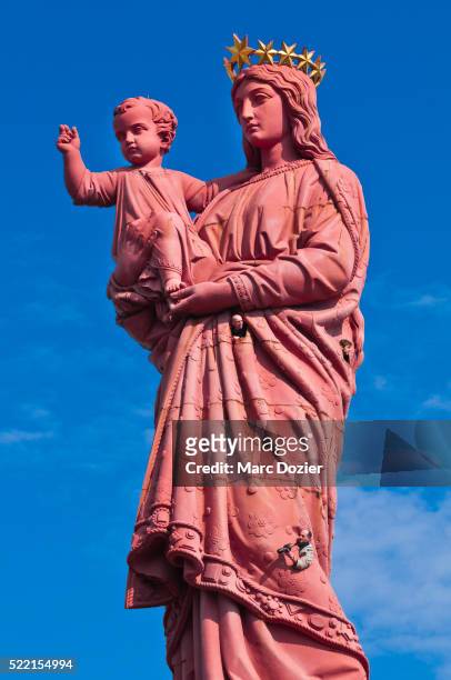 notre-dame de france statue in france - madonna 2009 stockfoto's en -beelden