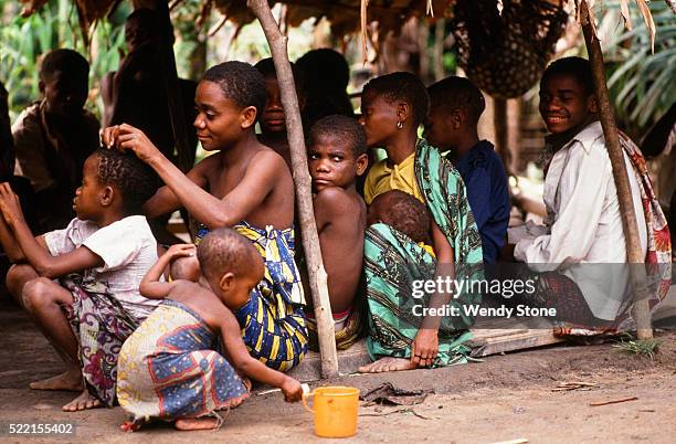 mbuti pygmies in zaire - mbuti photos et images de collection