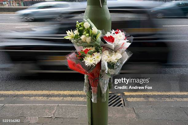 bouquets placed at road accident site - verkeersongeluk stockfoto's en -beelden