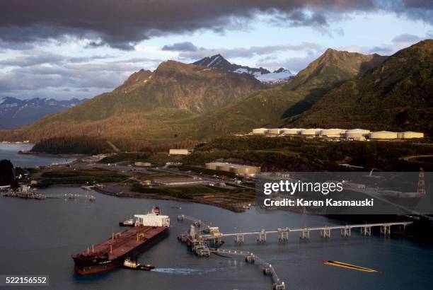 oil tanker in alaska - valdez - fotografias e filmes do acervo
