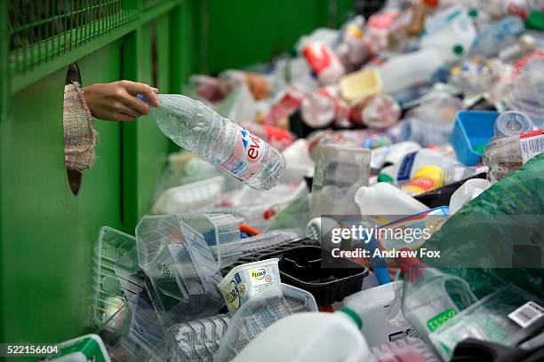 recycling plastic - centro di riciclaggio foto e immagini stock