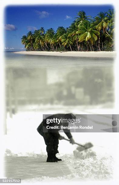thinking about a getaway - summer wishes winter dreams - fotografias e filmes do acervo