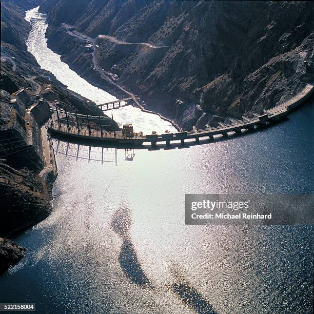 karakaya dam turkey - euphrates river stockfoto's en -beelden