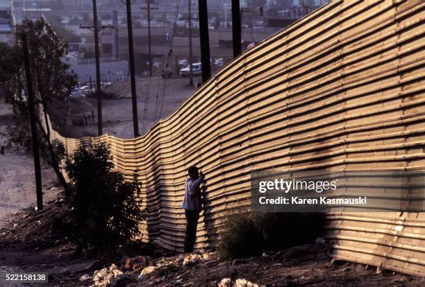 border fence - rijksgrens stockfoto's en -beelden