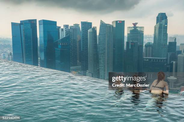 marina bay swimming-pool - pool marina bay sands hotel singapore stock pictures, royalty-free photos & images