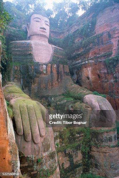 buddha colossus in leshan - altorrelieve fotografías e imágenes de stock