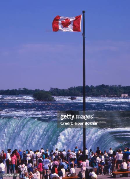 niagara falls - bandeira canadense imagens e fotografias de stock