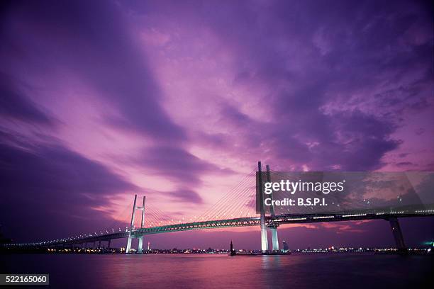 yokohama bay bridge at twilight - bay bridge fotografías e imágenes de stock