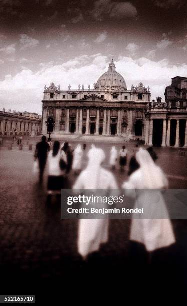 st. peter's square and basilica - nun walking foto e immagini stock