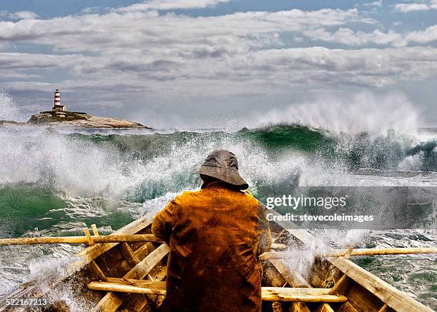 uomo anziano e il mare in una barca - sailor foto e immagini stock