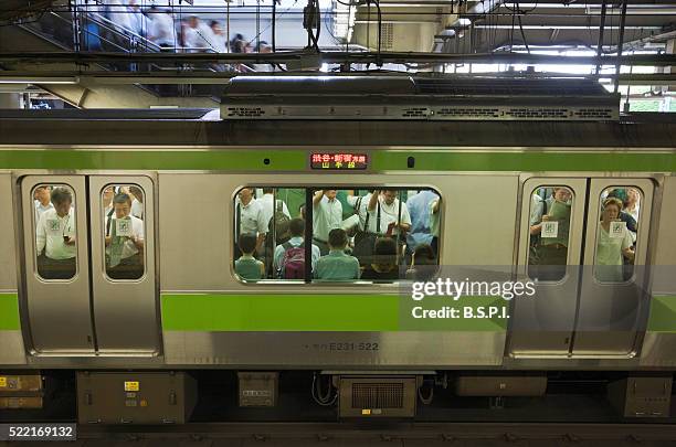 morning rush hour at shinagawa station in tokyo, japan - 山手線 ストックフォトと画像