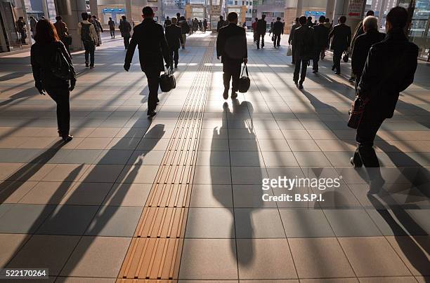 early morning business commuters at shinagawa station in tokyo, japan - pendolare foto e immagini stock