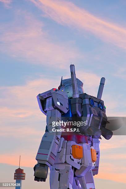 giant gundam robot statue at twilight in tokyo, japan - sculpture heros photos et images de collection