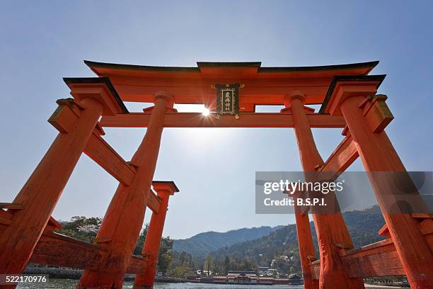 o-torii grand gate in the sea at itsukushima shrine on japan's sacred miyajima island - torii gates photos et images de collection